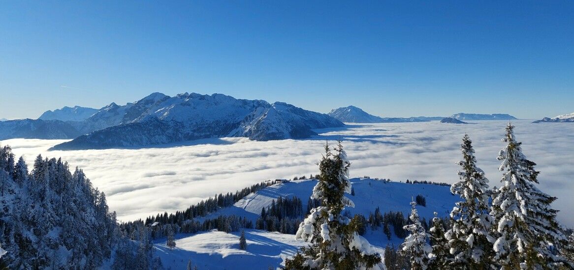 Mann erforscht winterliche Umgebung mit Fernglas in Annaberg