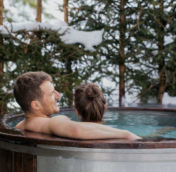 Pärchen sitzt im Heißen Badezuber in Luxuslodge