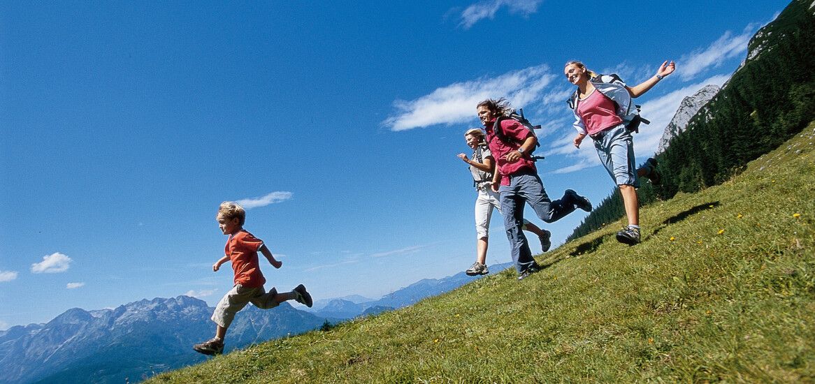 Familie beim Wandern