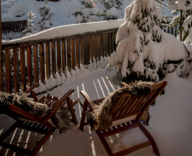 Luxuslodge Terrasse mit Liegestühle und Schnee